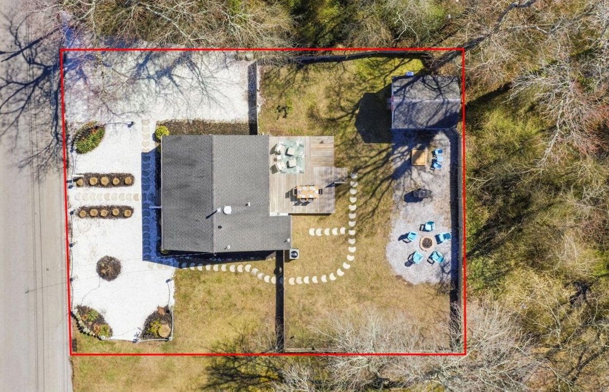 The same lot with its property line outlined
