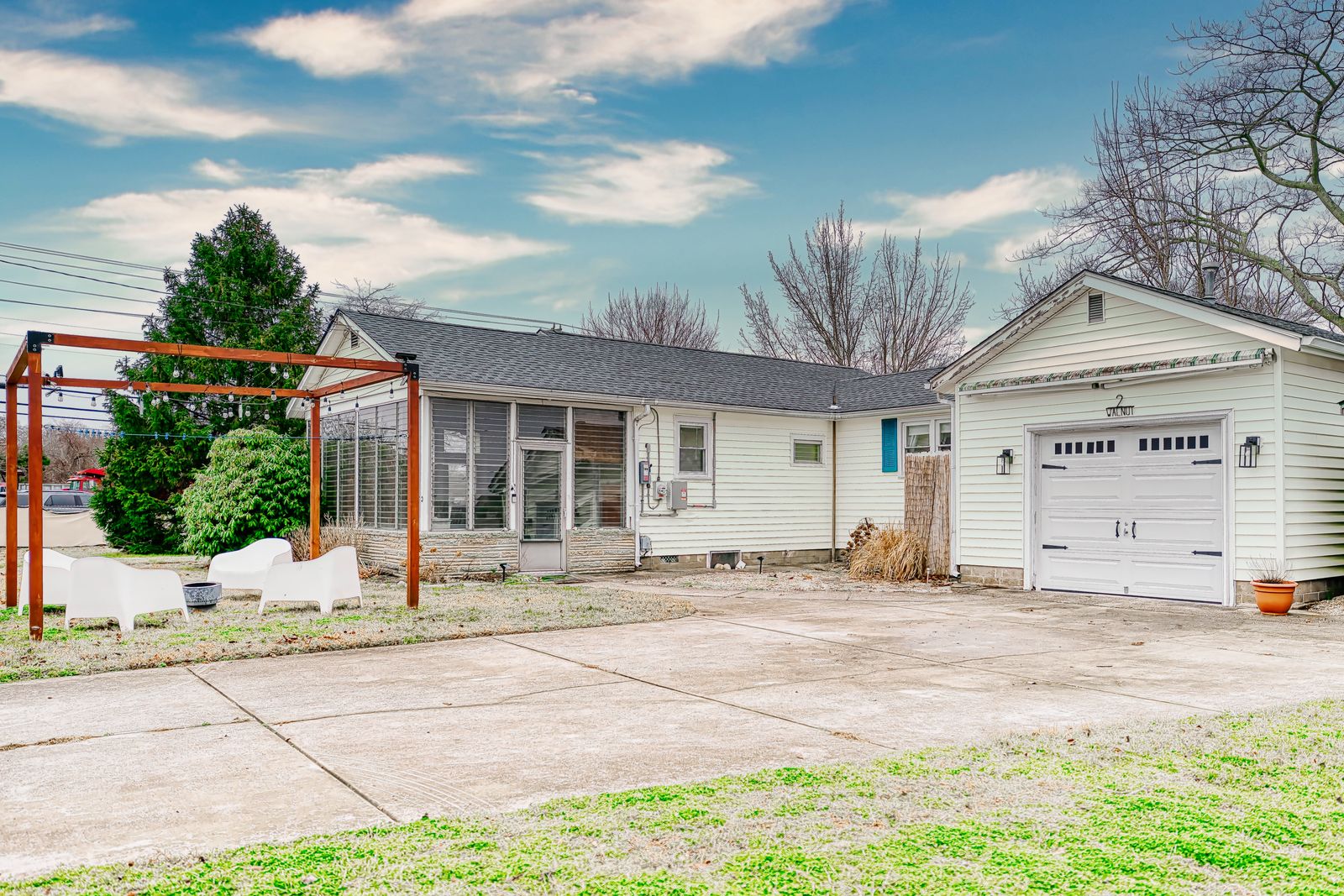 Ranch home with detached garage in Villas NJ