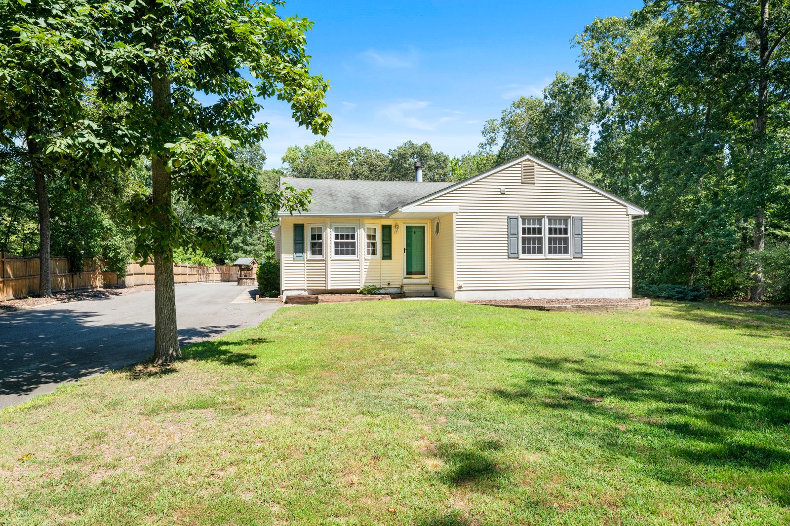 Ranch home on a large wooded lot in Cape May Court House NJ