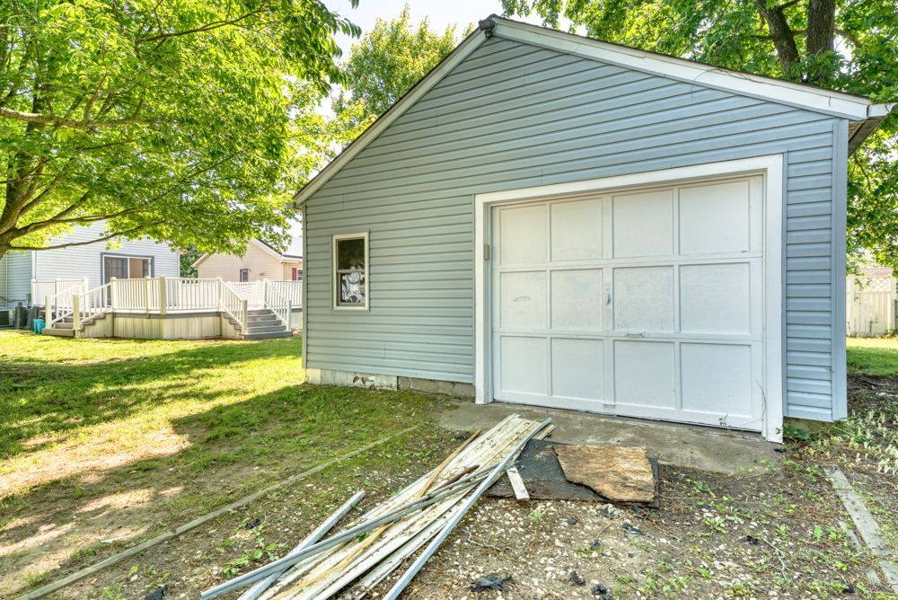 Detached garage in the backyard